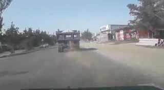 Читатель просит наказывать водителей грузовиков, из которых сыпятся/выливаются стройматериалы (видео)