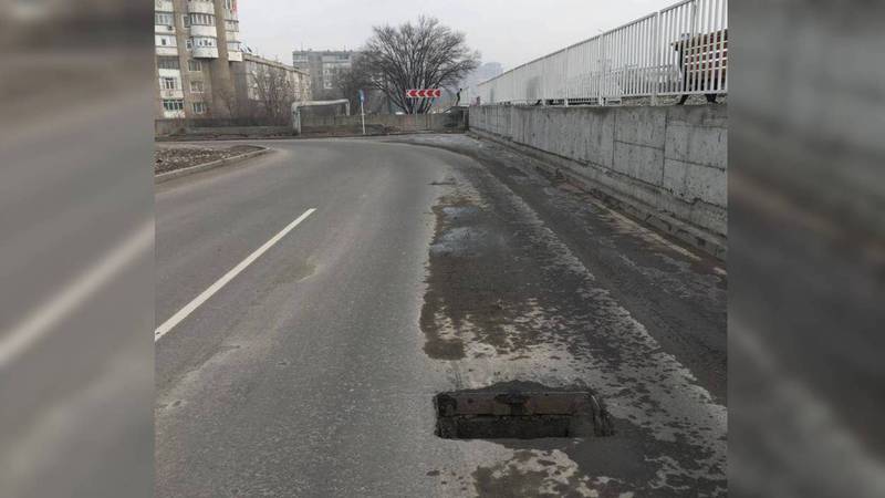 В Бишкеке на Масалиева - Малдыбаева отсутствуют ливнеприемные решетки (фото)
