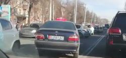 На ул.Ахунбаева таксист нагло выехал на встречную полосу, - житель (видео)