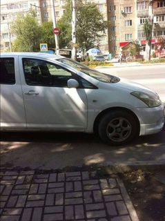 В Бишкеке на ул.Ауэзова «Тойота» припарковалась на «зебре» <i>(фото)</i>