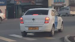 В Бишкеке на Ж. Жолу-Шопокова водитель такси повернул на красный свет светофора <i>(видео)</i>