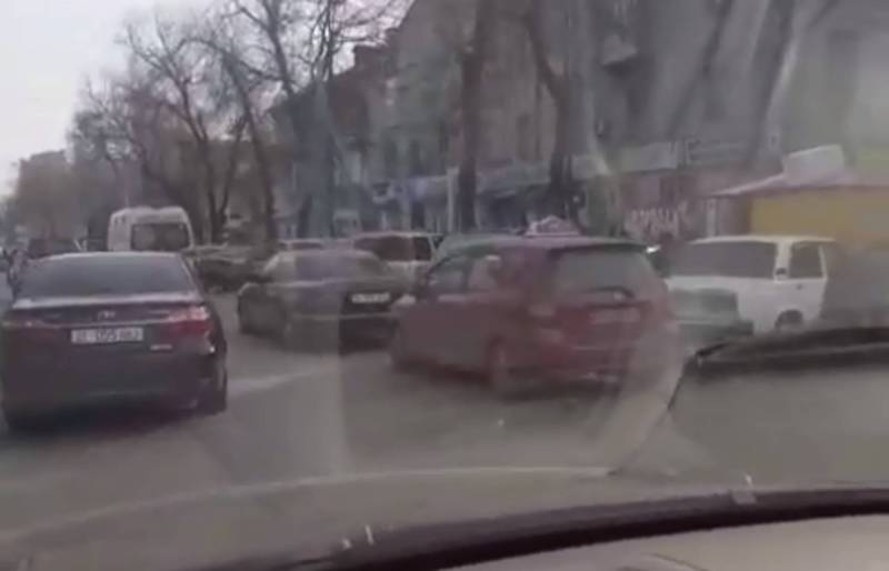 В Бишкеке на ул.Московской водители беспорядочно паркуются и создают затор, - житель (видео)