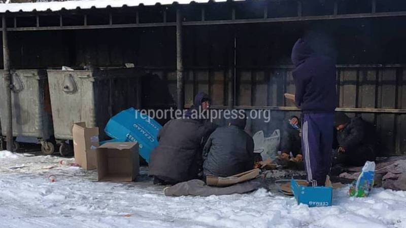 На Турусбекова-Сыдыкова круглосуточно бездомные люди жгут мусор, - бишкекчанин (видео)