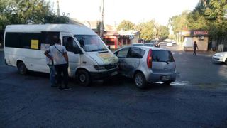 В результате столкновения маршрутки и машины на Байтик Баатыра — Джантошева пострадала девушка <i>(фото)</i>