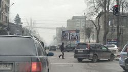 В Бишкеке на Киевской-Тыныстанова водитель «Хонды» припарковался загородив одну полосу движения (фото)