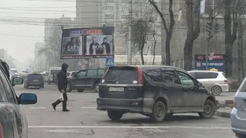 В Бишкеке на Киевской-Тыныстанова водитель «Хонды» припарковался загородив одну полосу движения (фото)