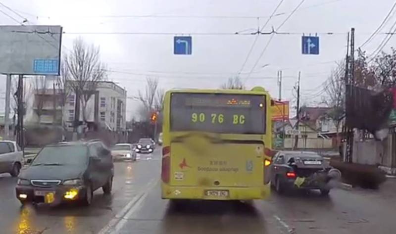 Водители автобусов с маршрутом №42 поворачивают со второго ряда (видео)