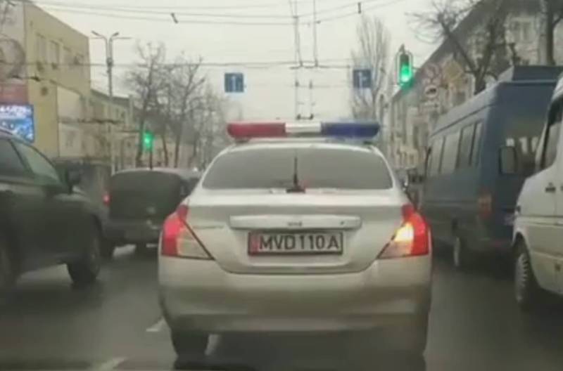 В Бишкеке на Манаса-Киевской патрульная машина повернула со второго ряда, - очевидец (видео)