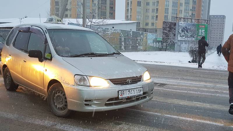 В Бишкеке на Ахунбаева-Тыналиева водитель такси нарушил ряд ПДД, - очевидец (фото)
