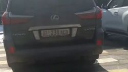 В Бишкеке на Эркиндик-Абдымомунова водитель «Лексуса» припарковался на пешеходном переходе (видео)