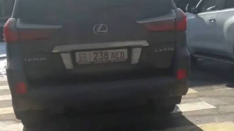 В Бишкеке на Эркиндик-Абдымомунова водитель «Лексуса» припарковался на пешеходном переходе (видео)