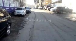 В Бишкеке на улице Сыдыкова пешеходам негде ходить, - горожанин (фото)