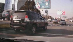 На Ибраимова ехала полностью тонированная «Тойота Прадо» с замазанной буквой «А» на госномере (видео)