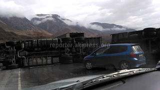На автодороге Бишкек—Ош перевернулась фура <i>(видео)</i>