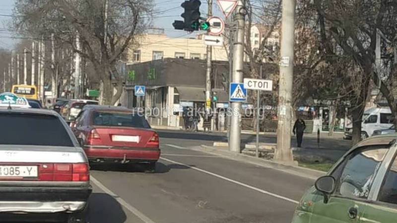 На Байтик Баатыра-Ахунбаева не хватает дорожного знака «Движение прямо» (фото)