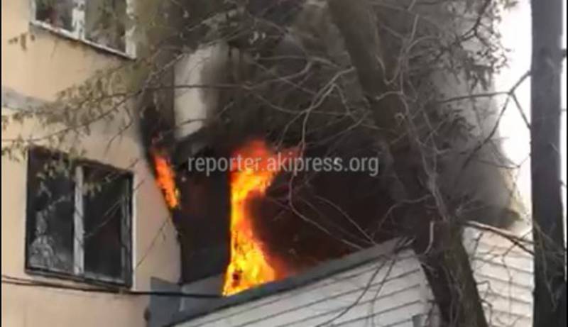 В квартире возле Орто-Сайского рынка произошел пожар (видео)
