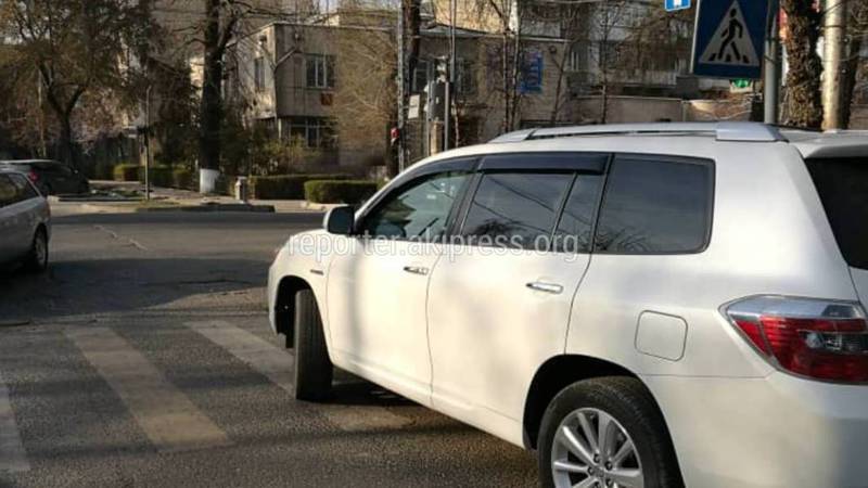 На Московской-Уметалиева водитель «Тойоты» припарковался на пешеходном переходе (фото)