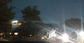 В Бишкеке на ул.Шабдан Баатыра столкнулись 2 машины, одна перевернулась (фото)