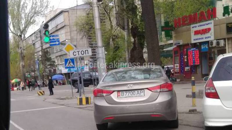 На Абдрахманова-Московской машины паркуются на полосе для поворота направо (фото)