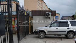 Житель жилмассива Кок-Жар интересуется, законно ли стоит павильон на ул.Куйручук напротив школы №88?