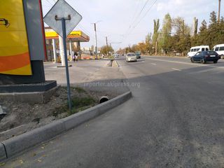 В столичном мкр Тунгуч невозможно пройти через АЗС «Роснефть», приходится выходить на проезжую часть ул.Анкара, - бишкекчанин