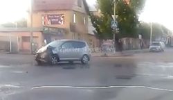 Видео — На Рыскулова-Кулиева произошло ДТП, перевернулась маршрутка