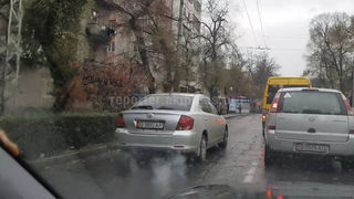 Читатель Санжар: За 3 минуты на ул.Московской более 10 машин нарушили ПДД и выехали на полосу для общественного транспорта <i>(видео)</i>