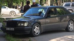 На Ахунбаева - Ш. Руставели водитель «Мерседеса» припарковался на тротуаре (фото)