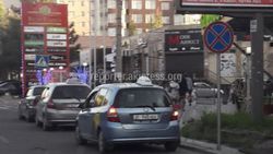 В 7 мкр на ул.Юнусалиева таксисты паркуются под запрещающим знаком и занимают одну полосу движения (фото)