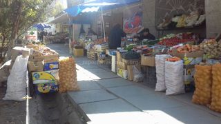 В Бишкеке оккупированы тротуар и арычные лотки в целях торговли, - горожанин (фото)