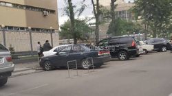 На Суюнбаева–Огонбаева опять установили ограждения парковочных мест (фото)