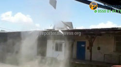 Видео — Вихрь в Бишкеке за 20 секунд разрушил крыши и повредил машины