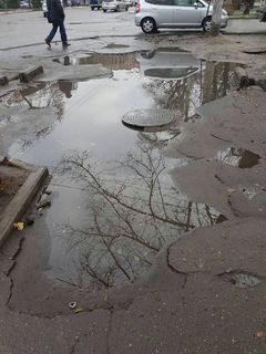 Бишкекчанин жалуется на плохое состояние тротуара на Молодой Гвардии - Киевской (фото)