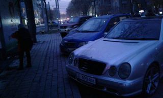 Горожанин жалуется на припаркованные автомобили на остановке по ул.Московской