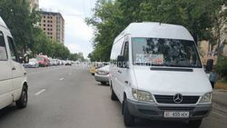 На ул.Ахунбаева маршрутка №215 припарковался на встречной полосе движения (фото)