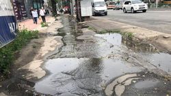 На Абдрахманова–Горького вода из арыка затопила автобусную остановку (фото)