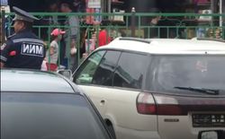 В Таласе сотрудники УОБДД стояли на авто «Субару Легаси» без госномера и останавливали водителей (видео)