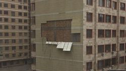 В Бишкеке во время сильного ветра оторвалась облицовка здания стройкомпании Master Group (фото)