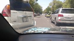 На ул. Токтогула водитель «Лексуса» припарковался на проезжей части дороги (фото)