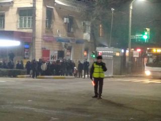 Из-за кортежей чиновников люди вынуждены стоять на холоде на проспекте Манаса, - горожанин