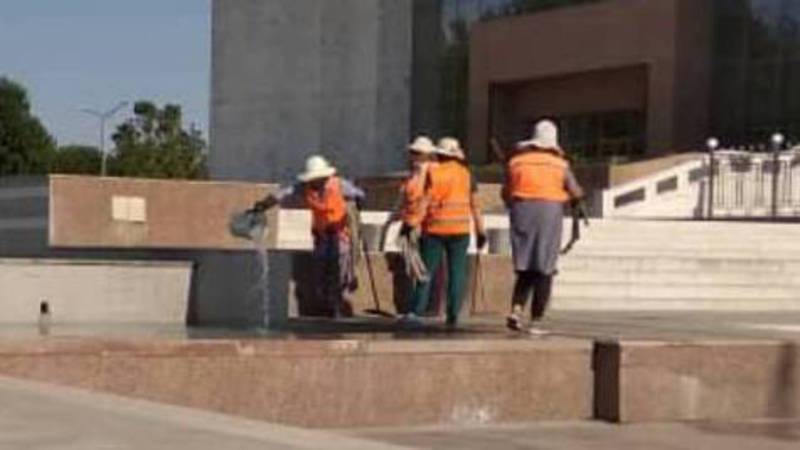 На площади Ала-Тоо сотрудники «Тазалыка» мыли тряпки в фонтане (фото)