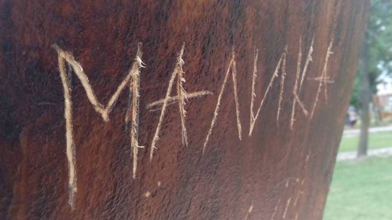 Вандалы «увековечили» свои имена некрасивым способом, - о надписях на деревянных комузах в парке Бишкека