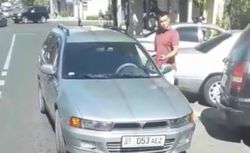 На Манаса–Киевской водитель «Мицубиси» припарковался на полосе встречного движения (видео)