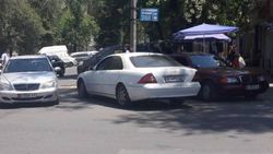 Токтогула и Калыка Акиева водители трех «Мерседесов» устроили беспорядочную парковку (фото)