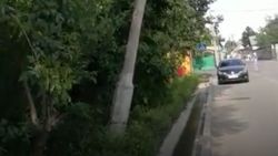 На ул.Панфилова №19 падает фонарный столб (видео)
