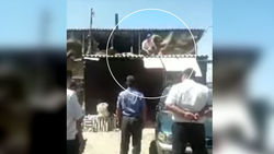 Житель Чон-Арыка залез на крышу и грозился поджечь себя, облив бензином. <b>Видео</b>