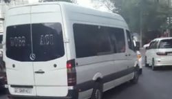 На Абдрахманова – Киевской водитель маршрутки №212 повернул с крайней левой полосы направо (видео)