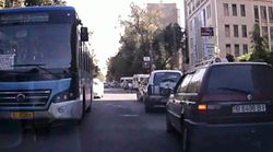 На Киевской - Гоголя автобус №35 выехал на встречную полосу, создав аварийную ситуацию и пробку на обеих полосах движения (видео)