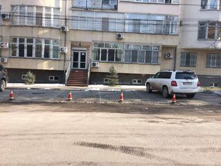 Законно ли расположена парковка на ул.Раззакова в Бишкеке? - читатель <i>(фото)</i>