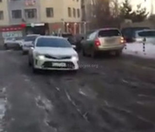 Иностранец возмущен ледяным накатом на одной из улиц Бишкека (видео)